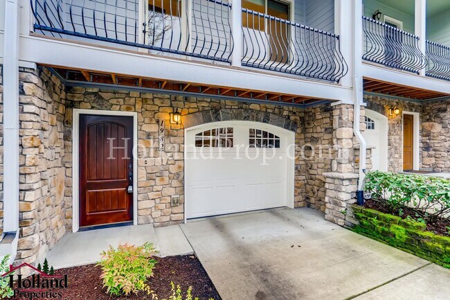 Foto del edificio - Pet free 3 bedroom Home with natural light...