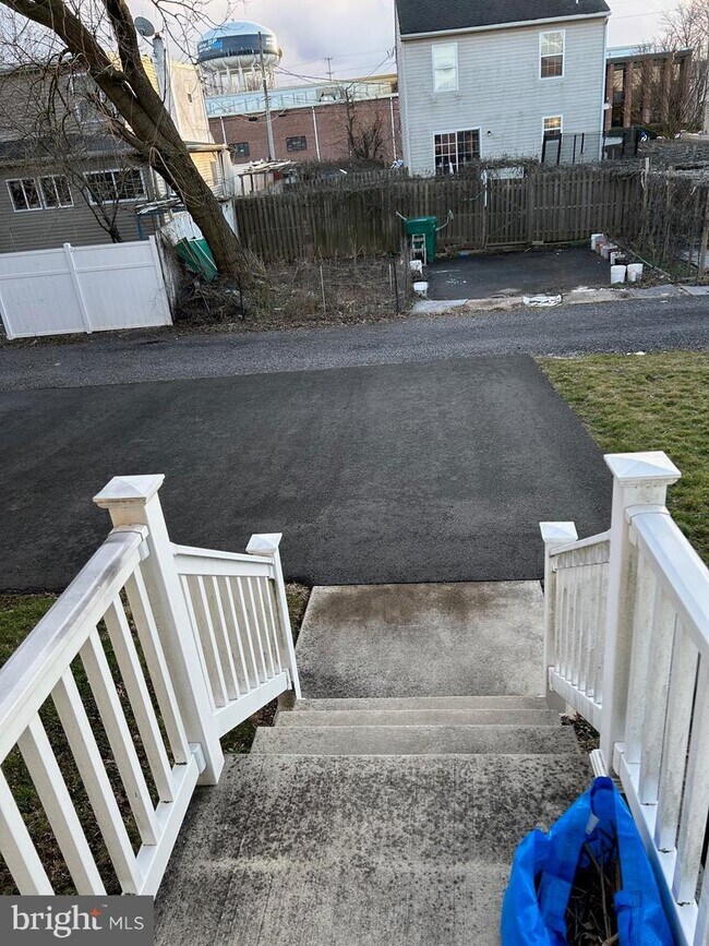 Building Photo - 402 Acorn St