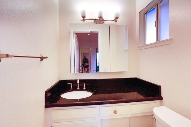 Half bathroom - 3839 Vista Campana S