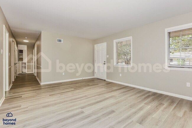 Foto del edificio - Beautifully Renovated 4 bedroom / 3 full bath with 1,691 sq feet of space!