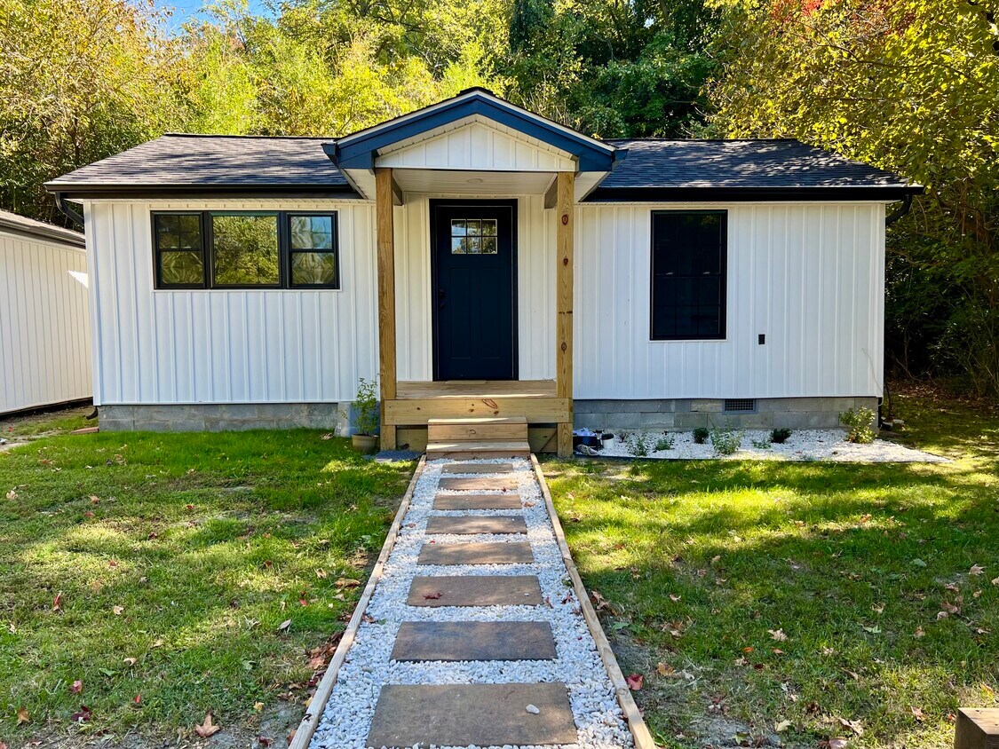 Foto principal - 111 Newtown Rd