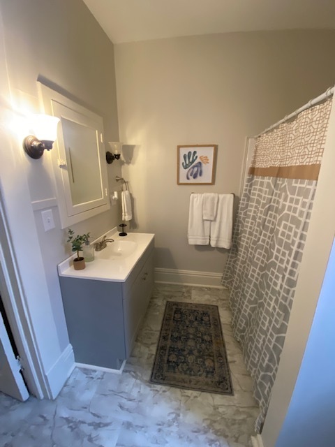 Full Bathroom with tub/shower - 1233 S 8th St