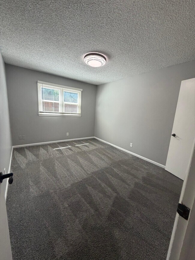 Building Photo - 519 Claremont Dr