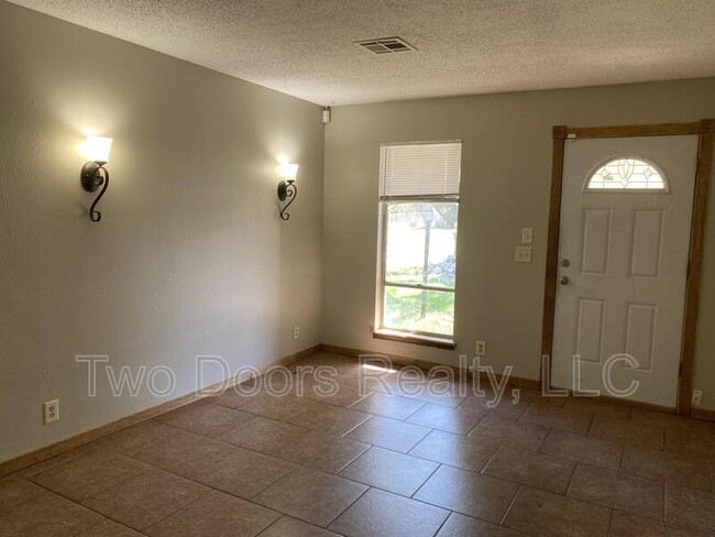 Foto del edificio - 429 E Hillcrest Ln