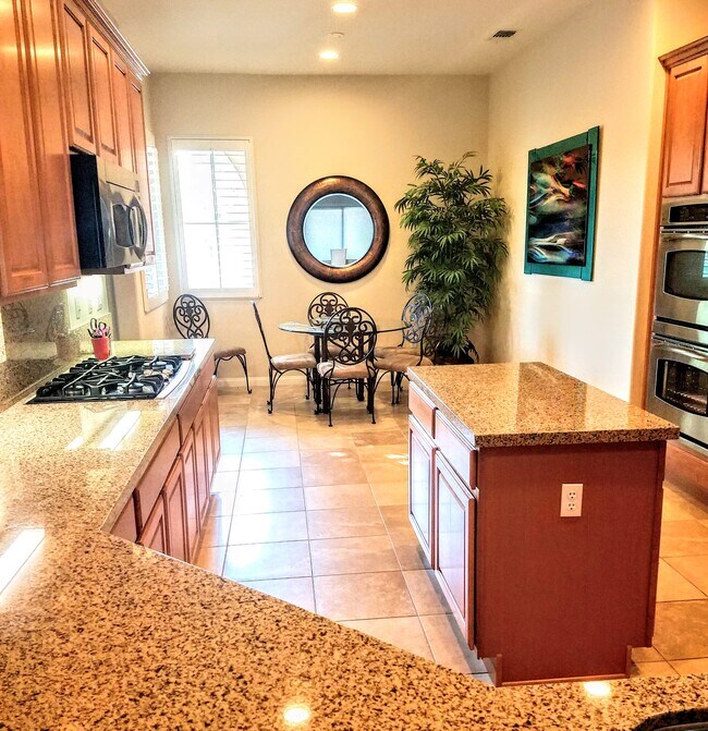 Cocina con rincón para comer - 40296 Calle Ebano