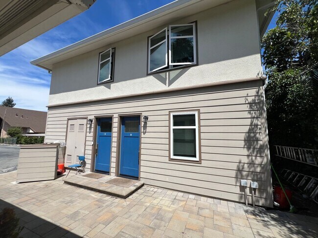 Building Photo - 2025 Avy Ave