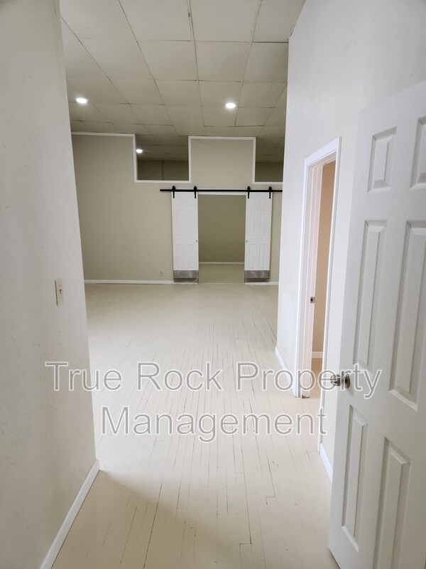 Building Photo - 208 E MAIN, Apt #3 (BILLS PAID- not including tv or wifi)