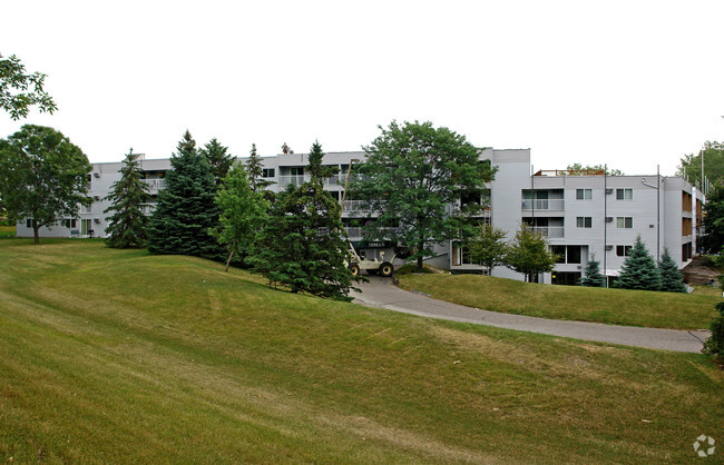 Building Photo - Canabury Pond