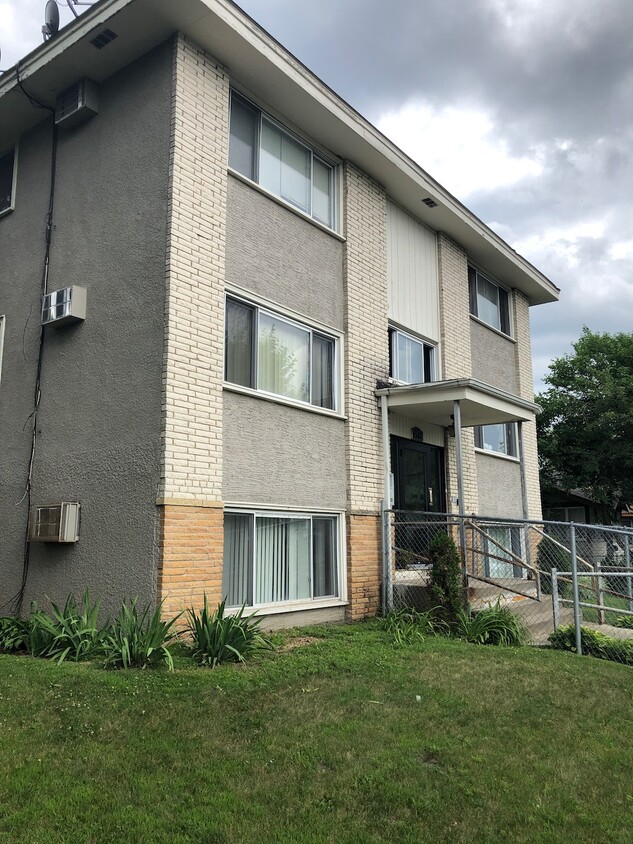 Front - 3021 Longfellow Ave