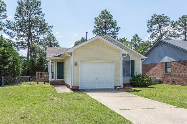 Building Photo - Adorable home with natural privacy