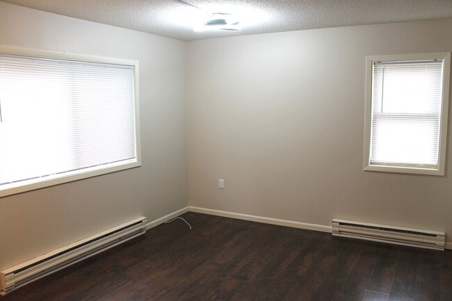 Building Photo - AVAILABLE June 1st - Newly Renovated Studio