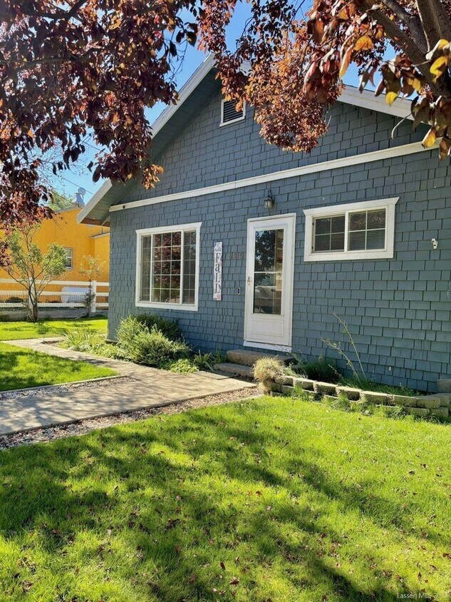 Foto principal - Large 4-bedroom, 3-bathroom home