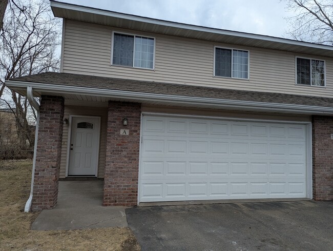 Building Photo - 7654 Woodlawn Dr