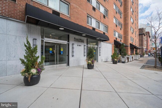 Building Photo - 2101-17 Chestnut St