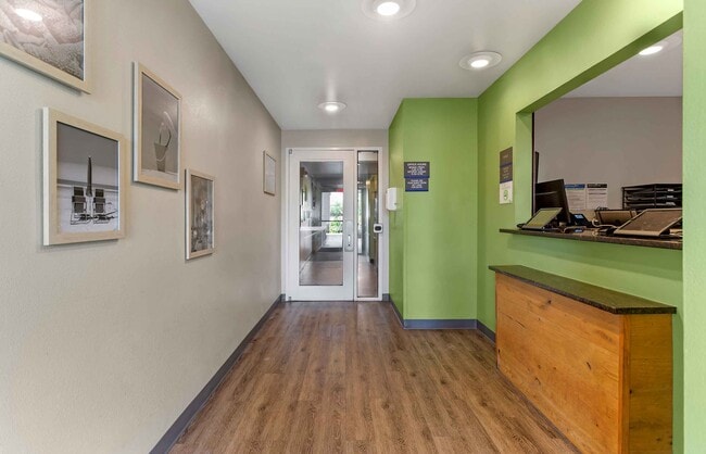 Building Photo - Furnished Studio-Fort Myers