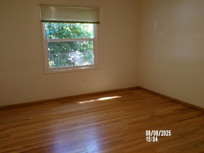 Building Photo - 3 bed 2 bath house