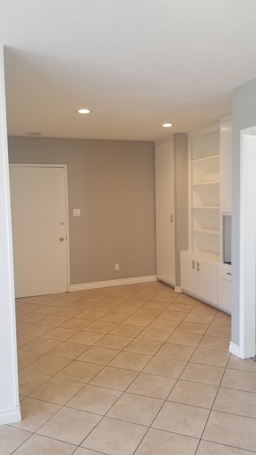 Building Photo - 2406 Palos Verdes Dr W