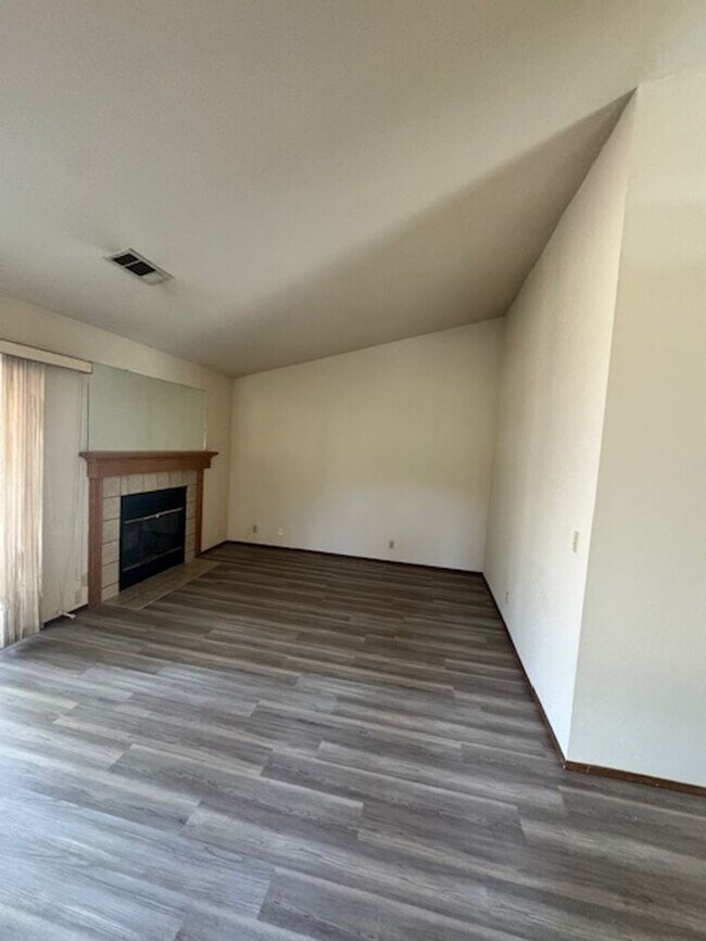 Foto del edificio - North Hilltop Home with 2 Car Garage