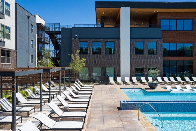 Pool - The Jameson at the Bluffs