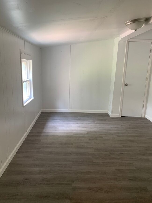 Building Photo - Adorable 2 bedroom 1 bathroom!!