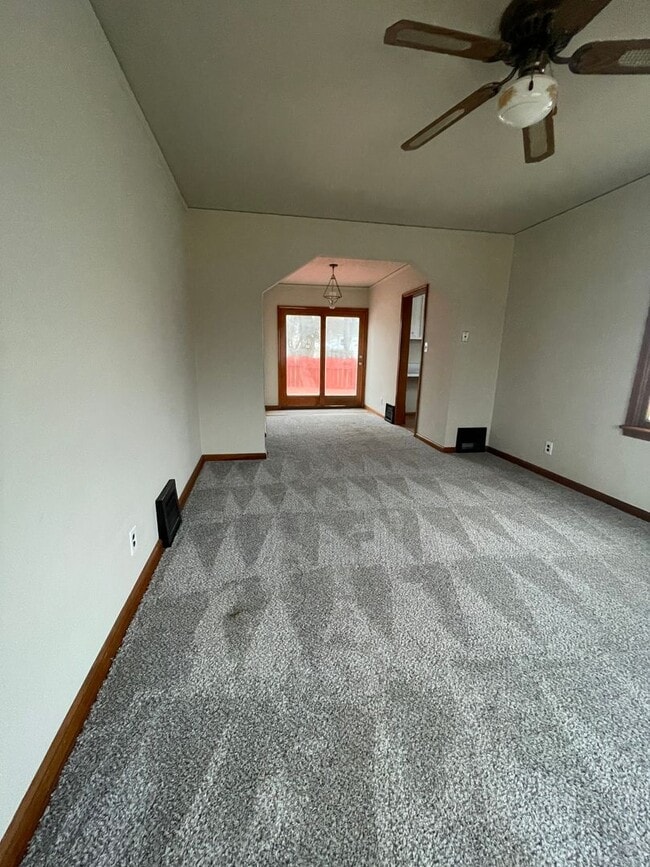 Building Photo - 2 Bedroom 1 bath Home