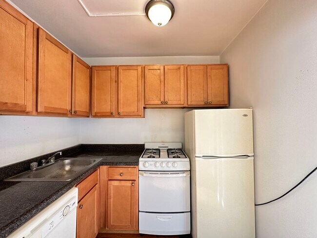 Foto del edificio - 629 W Belmont Ave