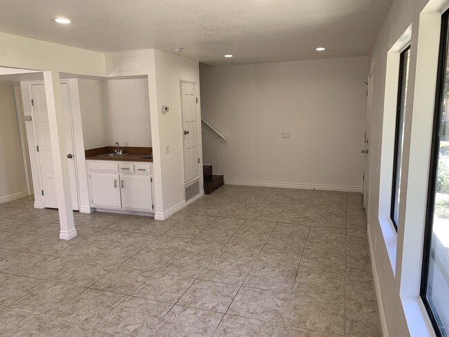 Building Photo - 9802 Mammoth Dr