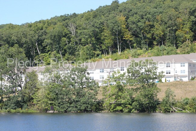 Building Photo - 502 River View Ln