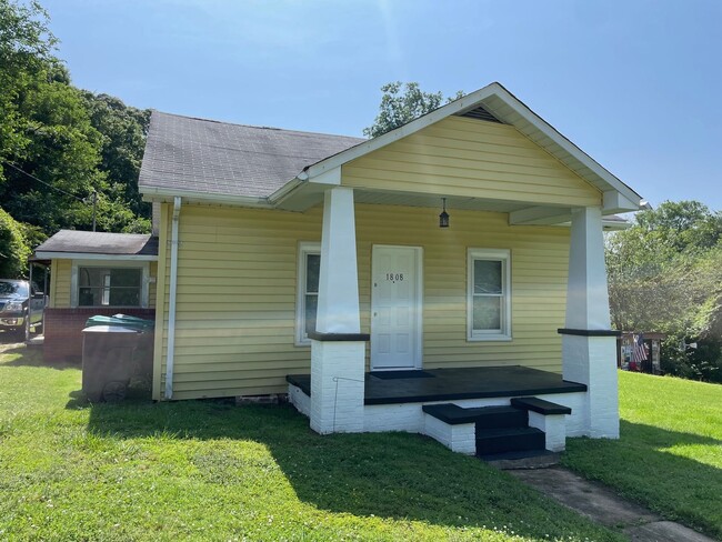 Building Photo - NEWLY RENOVATED 3 BED, 1.5 BATH WITH BONUS...