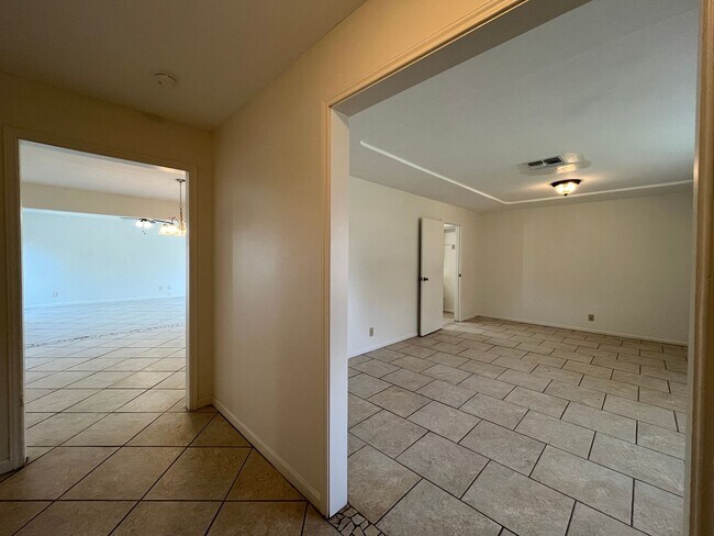 Foto del edificio - Three Bedroom Two Bath In Hamlin Place
