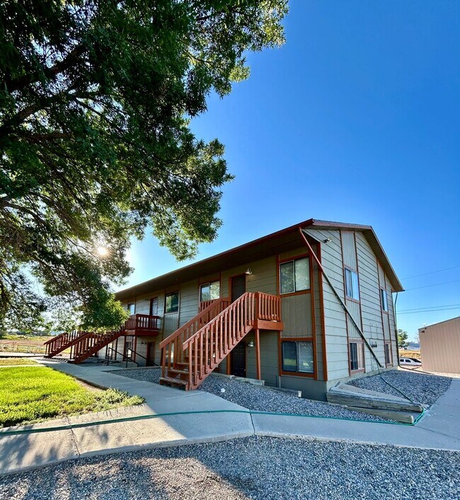 Building Photo - 582 E Spruce Dr