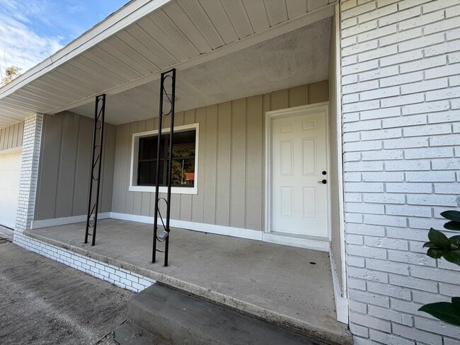 Building Photo - 575 Lake McCoy Dr