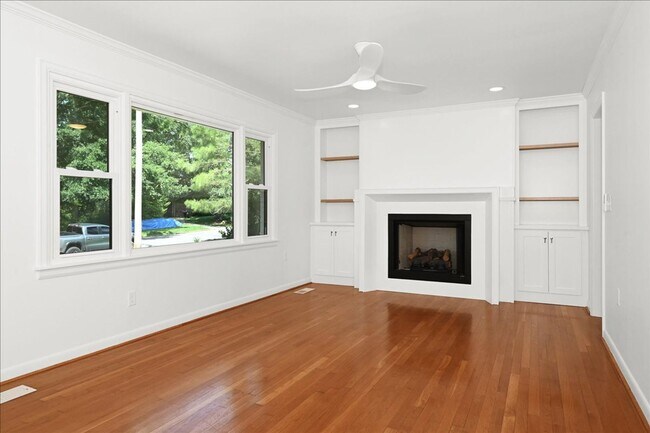 Building Photo - 4 Br, 3 Bath