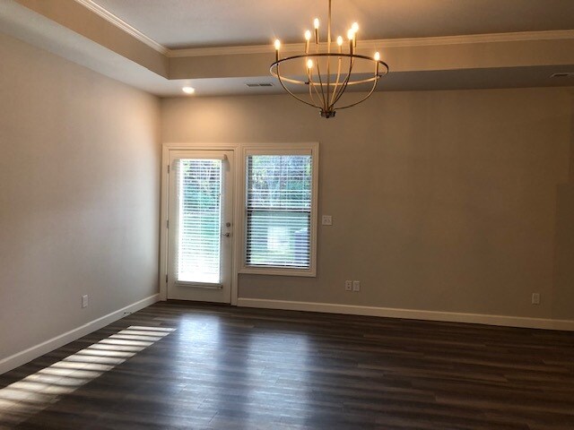 Building Photo - 9730 Montclaire Dr