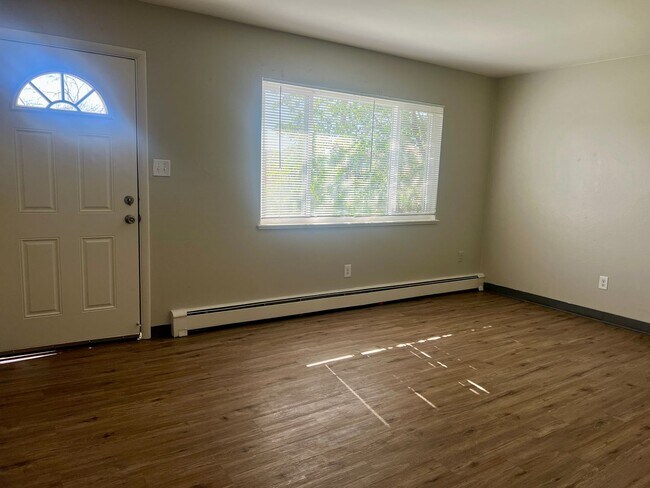 Foto del edificio - 2Bedroom 1Bathroom Top Floor Corner Unit in Westminster