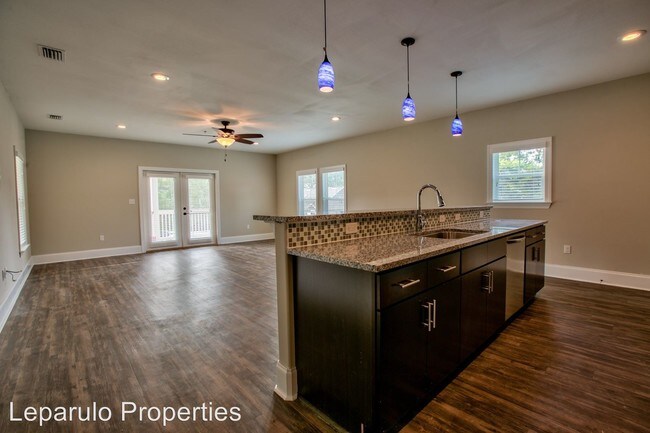 Building Photo - 4 br, 4.5 bath Room For Rent - 500 Gay Street