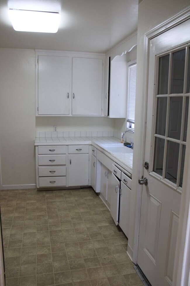 Foto del edificio - ***COMING SOON*** Three Bedroom, 1 1/2 Bathroom House with 2 Garages and Side Yard Access in Pitt...