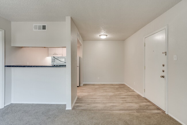 Building Photo - Woodland Apts San Antonio