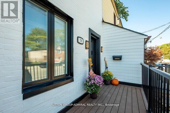 Photo du bâtiment - 70 Carlaw Ave