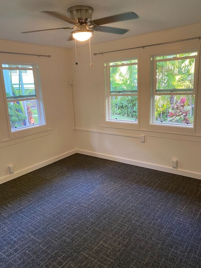Building Photo - Two Bedroom, One Bathroom House With Washe...
