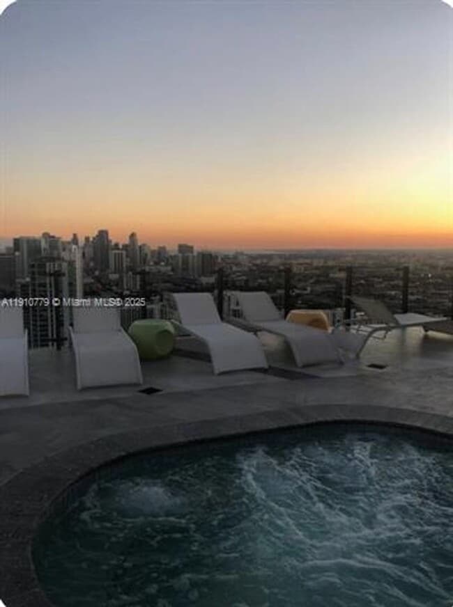 Foto del edificio - 501 NE 31st St