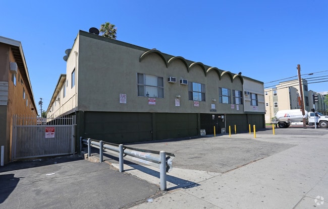 Building - Roscoe Apartments