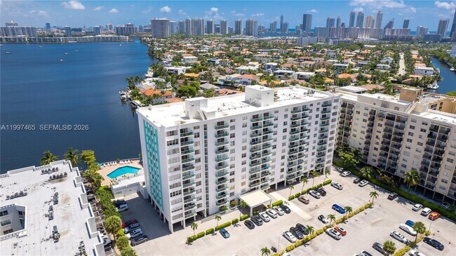 Foto del edificio - 2841 NE 163rd St