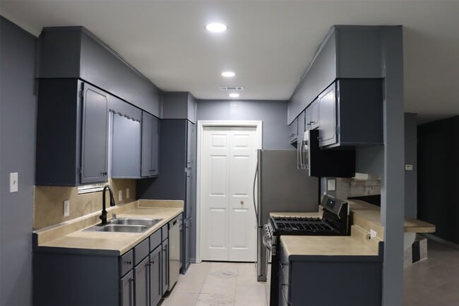 Building Photo - 12507 New Rochelle Ct