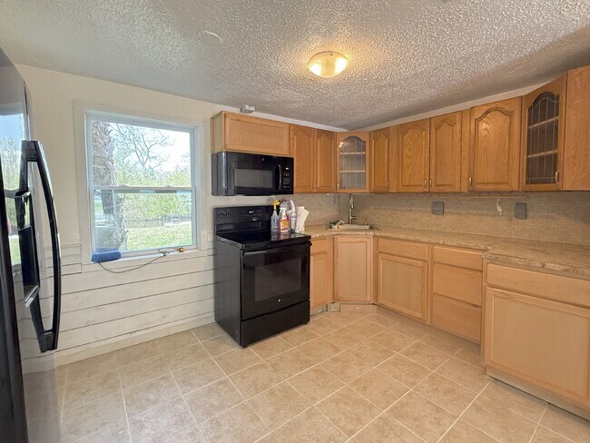 Building Photo - 2-Bed, 2-Bath with Dock!