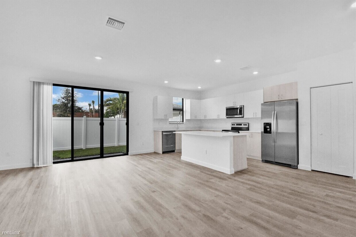 Foto principal - 4 br, 3 bath Townhome - 4085 Sunset Way