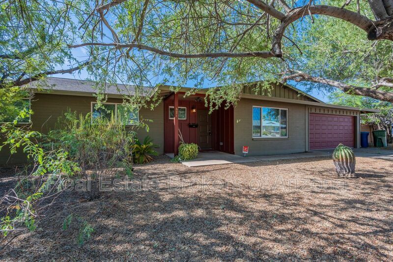 Primary Photo - 621 E Grace Dr