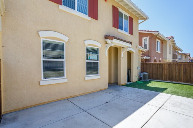 Building Photo - 1328 Isabella Way