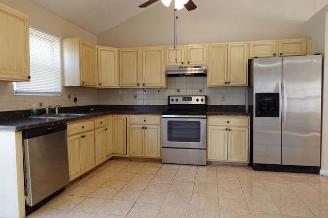 Building Photo - 4 Bedroom Spacious Hi-Ranch
