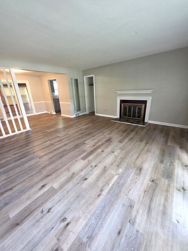 Foto del edificio - Charming 3-Bedroom Home in Fairview Park